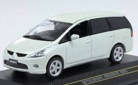 Mitsubishi grandis 2003 wit 1