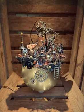 Steampunk kasteelbol hangend met licht 3